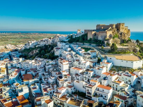 アンダルシアの白い村 サロブレーニャ＆アルムニェーカル＆ネルハ洞窟　1日観光ツアー ＜ランチ付き／グラナダ発着＞ 