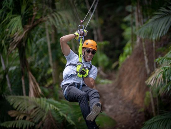 熱帯雨林の中を疾走！大満足の最新アクティビティ ジップライン半日ツアー＜半日/パナマシティ発＞