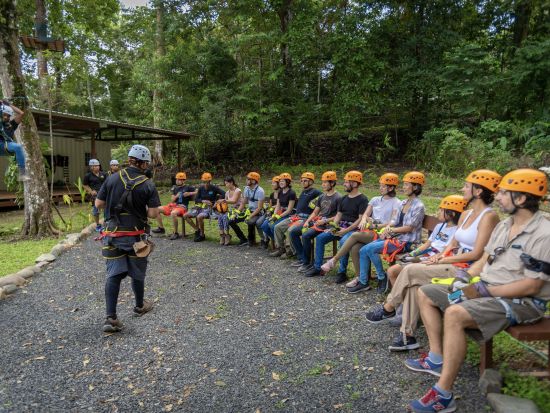 熱帯雨林の中を疾走！大満足の最新アクティビティ ジップライン半日ツアー＜半日/パナマシティ発＞