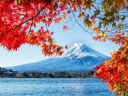 Japan_Yamanashi_Mountain_Fuji_autumn_red_leaves_lake_Kawaguchiko_shutterstock_726092641