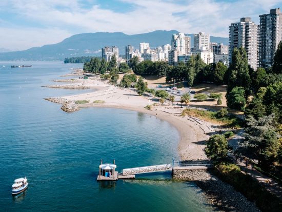 バンクーバー市内 半日ウォーキングツアー　コールハーバー＆グランビル・アイランドなど ＜ボート乗船付き／日本語ガイド＞