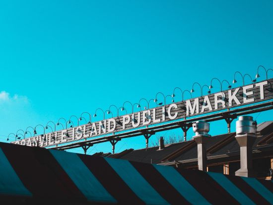 バンクーバー市内 半日ウォーキングツアー　コールハーバー＆グランビル・アイランドなど ＜ボート乗船付き／日本語ガイド＞