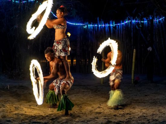 フィジーカルチャービレッジ訪問＆夕食ビュッフェ　カバの儀式やメケショー＆ファイヤーダンス鑑賞＜英語＞