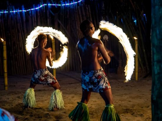 フィジーカルチャービレッジ訪問＆夕食ビュッフェ　カバの儀式やメケショー＆ファイヤーダンス鑑賞＜英語＞