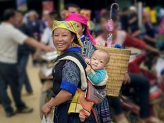Vietnam_Sapa_market_shutterstock_335479781