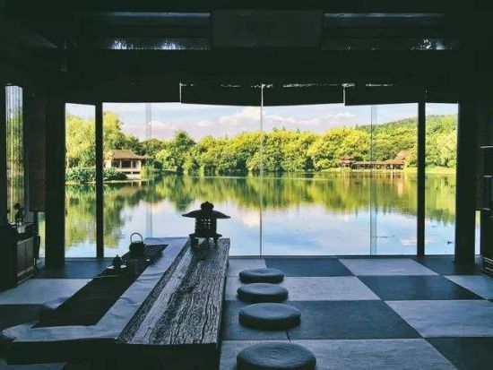 【プレミアム・杭州】1等車で行く日帰りツアー☆西湖遊覧＋龍井茶体験＋ミシュランレストラン「大董」での夕食＜専用車／日本語ガイド／人気店の昼食＆夕食付／上海発＞