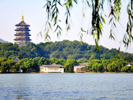 【プレミアム・杭州】1等車で行く日帰りツアー☆西湖遊覧＋龍井茶体験＋ミシュランレストラン「大董」での夕食＜専用車／日本語ガイド／人気店の昼食＆夕食付／上海発＞