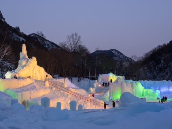 日帰りバスツアー 北海道を代表する冬の3大イベント"支笏湖氷濤まつり"へ！ライトアップされた幻想的な氷像を間近で見学するコース＜2月出発／札幌市内発着＞