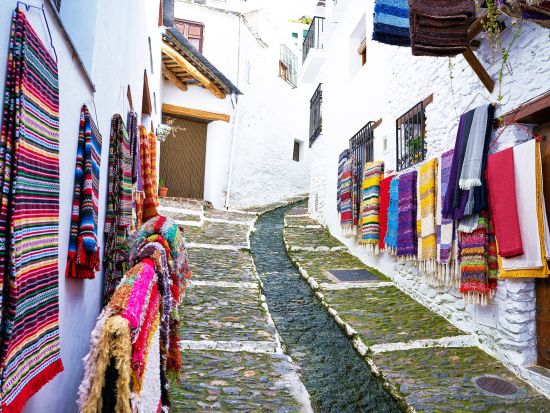 アルプハラとアンダルシアの白い村 1日観光ツアー ＜ランチ付き／グラナダ発着＞