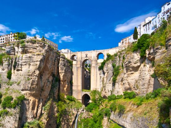 アンダルシアの白い村 ミハス＆カサレス＆断崖絶壁の村ロンダ　1日観光プライベートツアー ＜セビリア発マラガ着＞