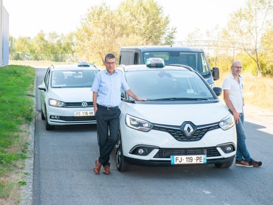 レンヌ駅 ⇔ モンサンミッシェル観光案内所または周辺ホテル　送迎サービス ＜貸切／英語ドライバー＞