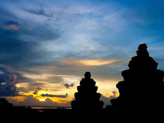 Cambodia_Siem_Reap_Phnom Bakheng_Sunset_shutterstock_114068542