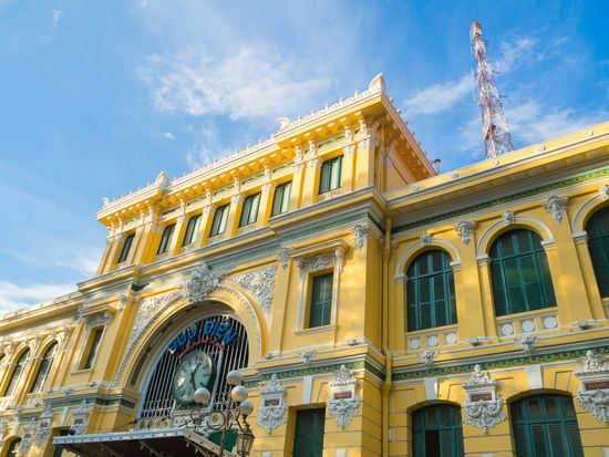 Vietnam_HoChiMinh_SaigonCentralPostOffice_shutterstock_482821204-crop