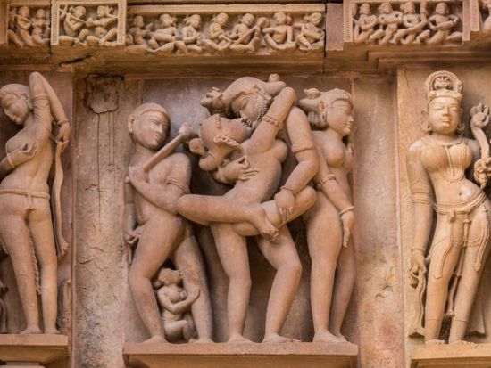 ディープなインドに触れる！バラナシ＆カジュラホ周遊 2泊3日 *ガンジス川沐浴風景＋プージャ鑑賞付＜プライベート／日本語ガイド／航空券＆ホテル込／デリー発＞