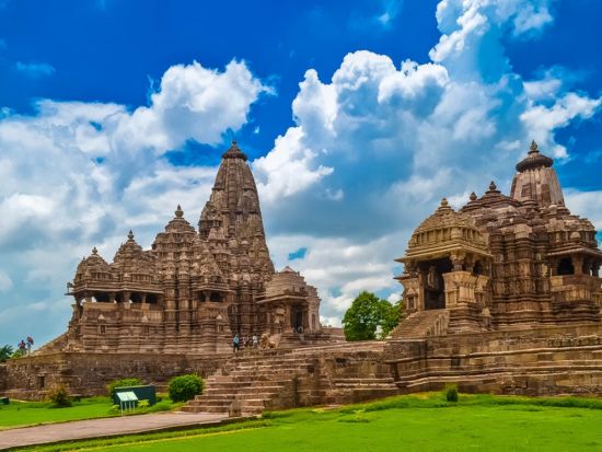 ディープなインドに触れる！バラナシ＆カジュラホ周遊 2泊3日 *ガンジス川沐浴風景＋プージャ鑑賞付＜プライベート／日本語ガイド／航空券＆ホテル込／デリー発＞