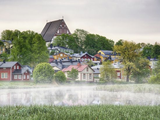 旧市街の美しい古都 ポルヴォー半日観光ツアー＜日本語／昼食付／ヘルシンキ発＞