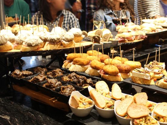 バルセロナ旧市街　ゴシック地区ウォーキングツアー　ピンチョスまたはタパスの軽食付き ＜半日／日本語＞