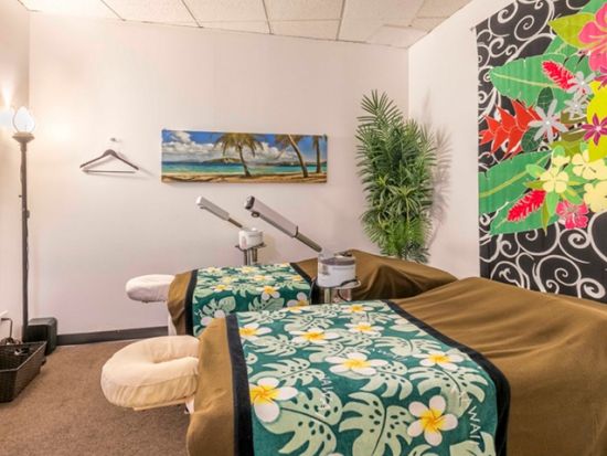 ロミロミマッサージ by リフレハワイ　ボディと足裏全体を心地よくもみほぐすオイルマッサージ ＜Tギャラリア（免税店）付近＞