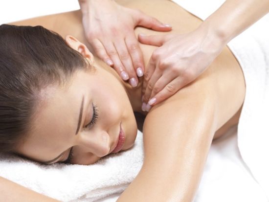 ロミロミマッサージ by リフレハワイ　ボディと足裏全体を心地よくもみほぐすオイルマッサージ ＜Tギャラリア（免税店）付近＞