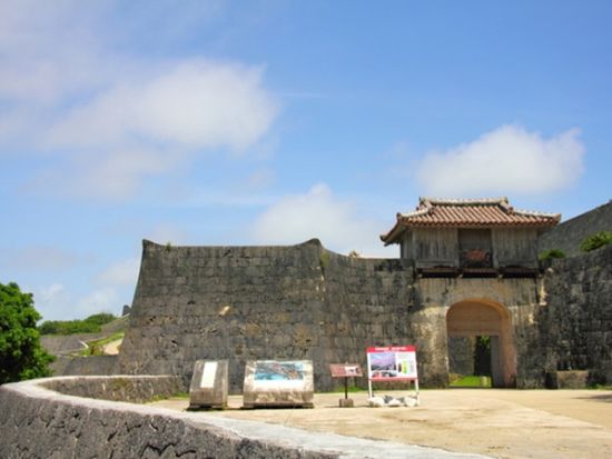 沖縄の歴史と文化に触れるバスツアー 世界遺産「首里城」＋ひめゆりの塔＋おきなわワールドなどをめぐる1日観光＜ランチ付き／那覇発・空港お送り可／2歳以下無料＞
