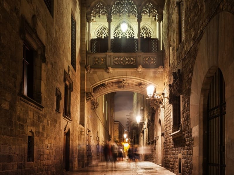 Spain_ Barcelona_Gothic_Quarter_Barri_Gotic_Night_shutterstock_639371884