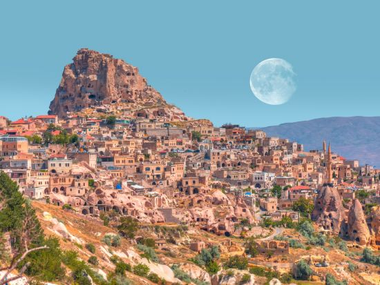 【空港送迎】ネブシェヒル空港 ⇔ カッパドキア市内ホテル＜貸切／英語ドライバー＞