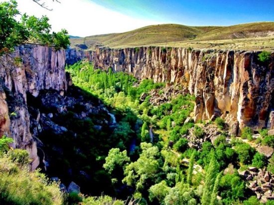 世界遺産カッパドキア 大自然に触れる1日観光　ウフララ渓谷＋ナル湖他＜貸切／昼食付／日本語ガイド／カッパドキア発＞