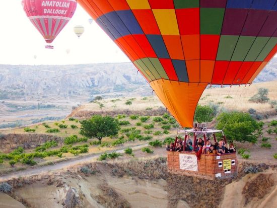 世界遺産カッパドキア　熱気球 朝日鑑賞ツアー　ギョレメ国立公園上空飛行　ジープサファリ付きプランあり ＜午前／軽食＆シャンパン付き／英語ガイド／カッパドキア発＞