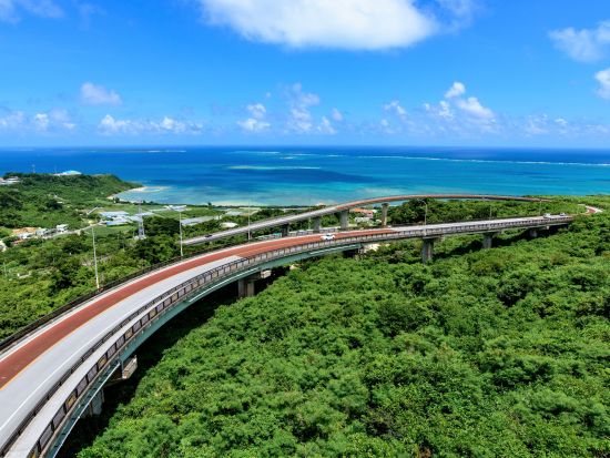 沖縄南部1日周遊バスツアー　ニライカナイ橋＋新原ビーチ＋おきなわワールド＋瀬長島ウミカジテラス ＜那覇発＞