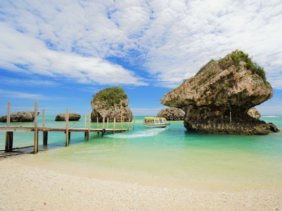 沖縄南部1日周遊バスツアー　ニライカナイ橋＋新原ビーチ＋おきなわワールド＋瀬長島ウミカジテラス ＜那覇発＞