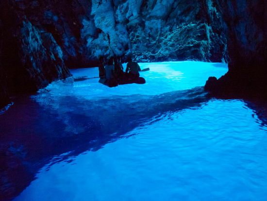 クロアチア 青の洞窟を訪問！アドリア海5つの島巡りスピードボートツアー＜4〜10月／英語／スプリット発＞