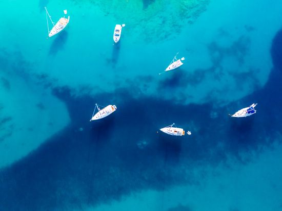 クロアチア 青の洞窟を訪問！アドリア海5つの島巡りスピードボートツアー＜4〜10月／英語／スプリット発＞