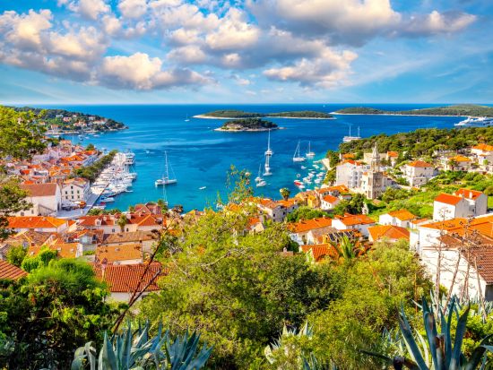 クロアチア 青の洞窟を訪問！アドリア海5つの島巡りスピードボートツアー＜4〜10月／英語／スプリット発＞