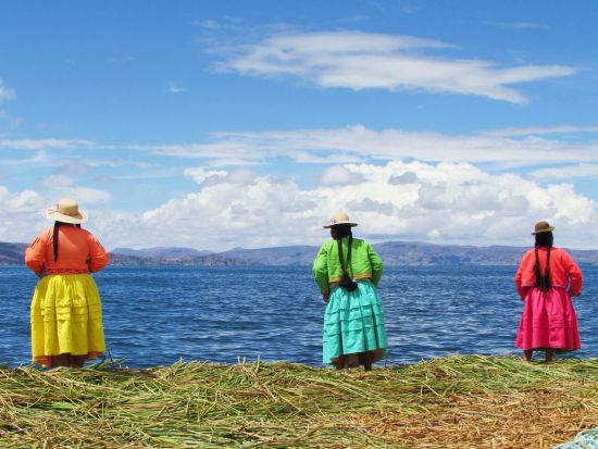 ウロス島＋アマンタニ島＋タキーレ島1泊2日周遊ツアー！地元民のお宅でのホームステイ体験付き＜混載／英語ガイド／プーノ発＞