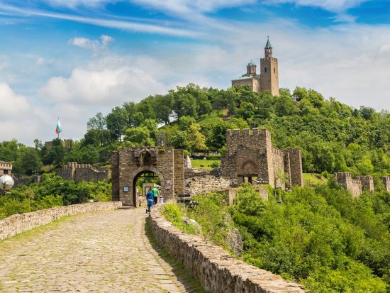 ブルガリアの世界遺産イワノヴォ岩窟教会＆旧市街ヴェリコ・タルノヴォ日帰り観光ツアー＜貸切チャーター／ブカレスト発＞