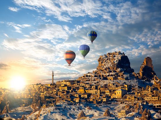 Turkey_Cappadocia_Sunshine_Baloon_shutterstock_155910080