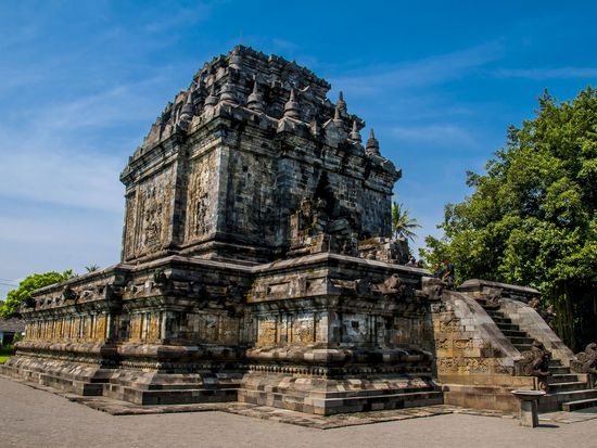 Indonesia__Candi_Mendut_shutterstock_705149053