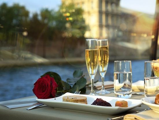 セーヌ川ランチクルーズ予約　バトーパリジャン　選べる座席タイプ ＜12:45発／3コースランチ／現地集合・解散＞*前日まで予約OK