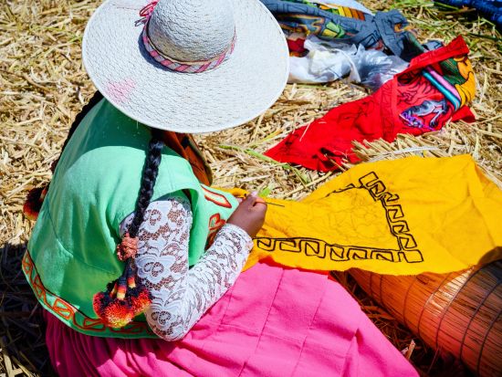 ウロス島＋アマンタニ島＋タキーレ島1泊2日周遊ツアー！地元民のお宅でのホームステイ体験付き＜混載／英語ガイド／プーノ発＞