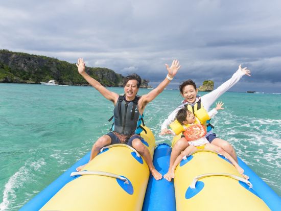 バナナボート スリル満点な体験をしながら万座毛を海から眺めよう！3歳から参加OK＜グリーンフィンズ認定店／恩納村＞by 恩納海浜公園ナビービーチ