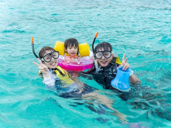 シュノーケルポイントまでバナナボートでライディング！万座毛を海から楽しめるシュノーケルツアー＜3歳～／グリーンフィンズ認定店／恩納村＞