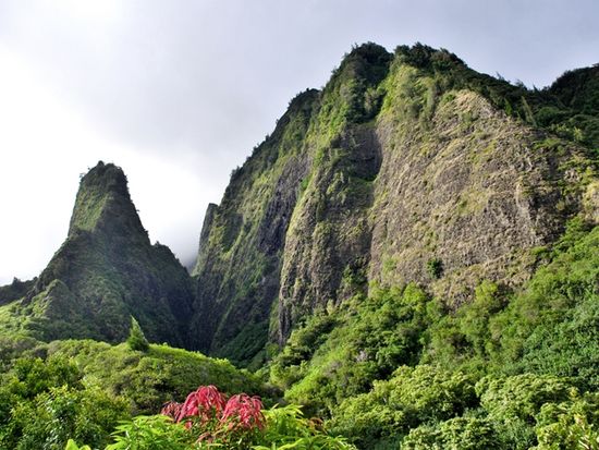 Hawaii_Maui_Iao_Valley_Needle_shutterstock_491712736