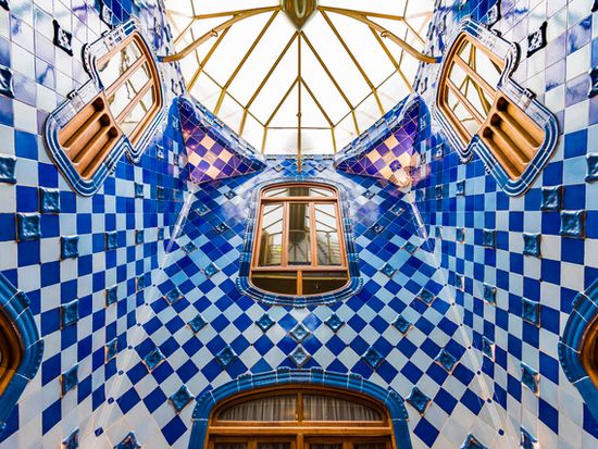 Spain_Barcelona_Casa_Batllo_Gaudi_PIXTA_29493030