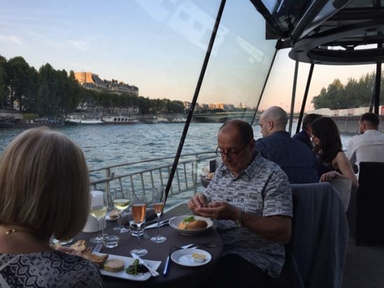 【送迎付】セーヌ川ディナークルーズ　バトーパリジャン　窓際席プランあり＜3コースディナー／往復ホテル貸切送迎＞