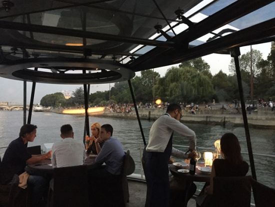 【送迎付】セーヌ川ディナークルーズ　バトーパリジャン　窓際席プランあり＜3コースディナー／往復ホテル貸切送迎＞