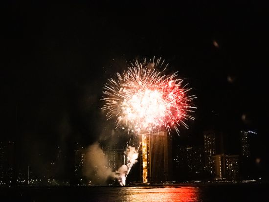 サンセット＆花火鑑賞セーリング アリアⅡ号　ワイキキの夜空に打ち上がる花火とライブDJの船上パーティー！1ドリンク付き＜金曜日限定／ケワロ湾発＞