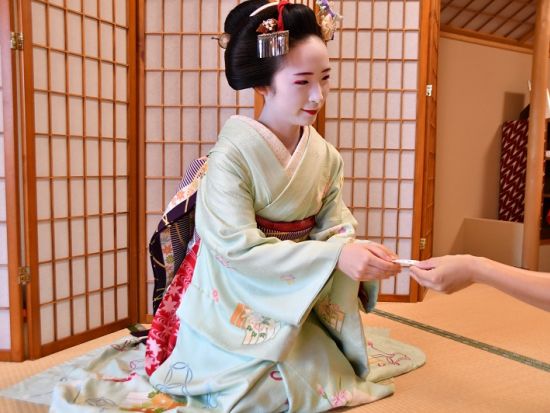 【貸切催行】舞妓さんと一緒に体験 舞鑑賞・記念撮影・お座敷遊び・食事付きなど選べる6プラン by 日本文化体験 庵an