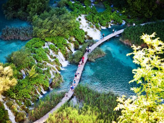 ザグレブ→スプリット都市間移動　世界遺産プリトヴィッツェ湖群国立公園観光 1日ツアー＜英語／4～11月／入場料込み／ザグレブ発＞