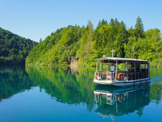 ザグレブ→スプリット都市間移動　世界遺産プリトヴィッツェ湖群国立公園観光 1日ツアー＜英語／4～11月／入場料込み／ザグレブ発＞