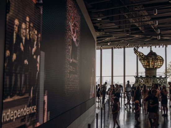 ニューヨーク自由の女神 半日観光ツアー　リバティ島上陸＆移民の島エリス島上陸 ＜英語ガイド＞